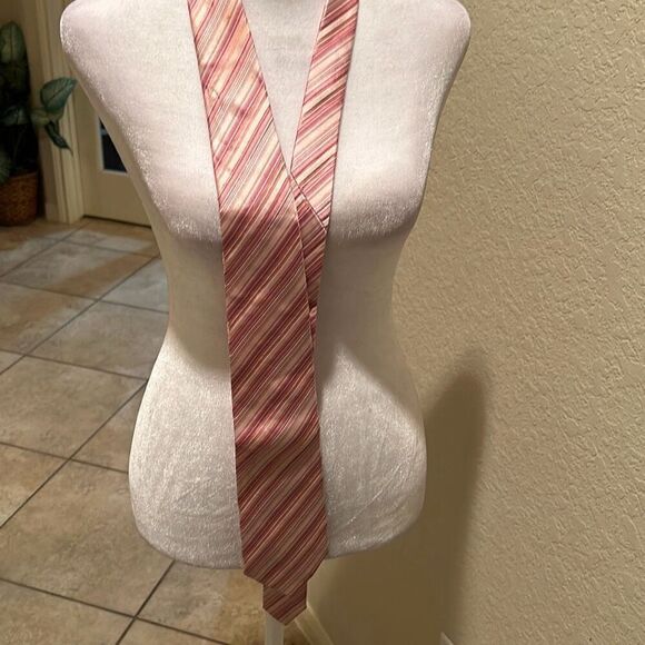 MCM Mens 100% Silk Neck Tie Multishade Stripes Red Pink Holiday Candycane Office - Picture 1 of 11